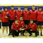 Dos de los tres equipos de base del Abanca Ademar posan tras conquistar el oro en el torneo. JESÚS F. SALVADORES