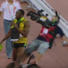 El momento en el que Bolt es embestido.