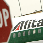 Un avión de Alitalia, detenido en el aeropuerto romano de Fiumicino.