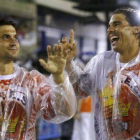 Rafael Nadal y David Ferrer participan del desfile en el sambódromo de Río de Janeiro.