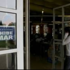 Un cartel en la cafetería de la Universidad de la ley que el Gobierno quiere que se cumpla