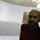 El arquitecto griego Andreas Angelidakis ante uno de los espacios del Musac que él ha recreado.