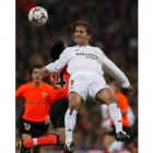 Michel Salgado se anticipa a Vicente en el salto por un balón dividido a la altura de la zona media