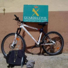 La bici y varios objetos con los que el detenido actuaba.