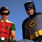 Adam West, como Batman, acompañado de Burt Ward, como Robin.
