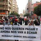 Los trabajadores, ayer, en la protesta por León.