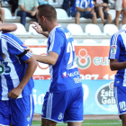 Juande y Alberto Aguilar felicitan a Fofo por la consecución del segundo gol. El levantino realizó uno de sus partidos más completos con la Deportiva y fue la gran novedad en el once inicial dispuesto por Claudio.