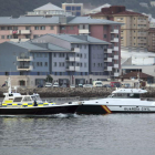 La Guardia Civil, junto al pesquero español ‘Divina Providencia’.