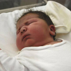 La niña de mayor peso nacida por parto natural en España duerme en el Hospital Marina Salud de Denia.