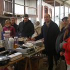 Un momento, ayer, de la celebración del mercado de segunda mano en La Pola de Gordón.