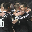 Los futbolistas del Madrid celebran con Benzema el primer gol del partido ante el Elche.
