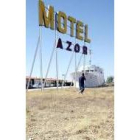 El yate Azor sirve de reclamo para el motel del mismo nombre