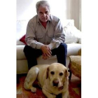 El escritor Juan Marsé con su perro Simón