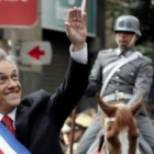 Piñera saluda a su llegada a la Catedral Metropolitana de Santiago de Chile.