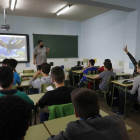 Un profesor impartiendo clase en una imagen de archivo.