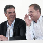 Pedro Sánchez y César Luena, este lunes, 25 de mayo, en la reunión de la ejecutiva del PSOE para hacer balance del 24-M.