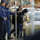 El presunto autor de la muerte de Marta del Castillo abandona su vivienda custodiado por la policía