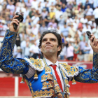 José Tomás, habitual ya en la feria de León, con las orejas que cortó a su segundo toro en la plaza mexicana