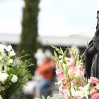 Ramos de flores, en una imagen tomada en el cementerio de Ponferrada.