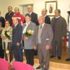 Los alcaldes homenajeados y sus familiares posan con la actual corporación municipal