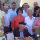 Aquilino Díez junto a su familia y vecinos de Carande, su pueblo natal.