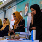 Un grupo de mujeres celebra en Kabul el Día del Libro. STRINGER