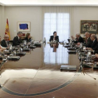 El presidente del Gobierno, Mariano Rajoy, ha presidido esta mañana, en el Palacio de la Moncloa, un Consejo de Ministros extraordinario para aprobar la ley orgánica que hará efectiva la abdicación del Rey, cuyo trámite parlamentario comenzará por la tard
