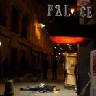 El cuerpo sin vida de un hombre permanece en el suelo, a la entrada de la discoteca "Heaven Palace".