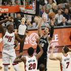 Pau Gasol, rodeado de rivales.