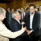 Rajoy saluda a militantes del partido a su llegada al congreso cántabro