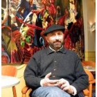 El artista leonés Juan Hernández Morán, junto a una de sus obras