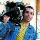 José Couso, con su cámara, en Bagdad.