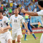 Diego Godín celebra el gol que daba la clasificación a Uruguay.