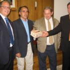 Eduardo Fernández, Perandones, Álvarez y Pedro Fernández sostienen la caja con la nueva etiqueta