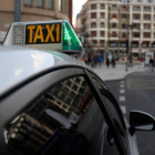 Un taxi por las calles de León. FERNANDO OTERO
