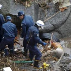 Un equipo de rescate recupera un cadáver en una de las zonas afectadas por el tsunami.