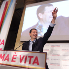 El candidato del PD a la alcaldía de Roma, Ignazio Marino, saluda tras su victoria.