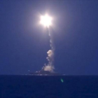 Imagen proporcionada por el Ministerio de Defensa de Rusia en la que un buque de guerra ruso dispara un cohete en el Mar Caspio, alcanzando objetivos de Estado islámico y Al-Nusra en Síria.