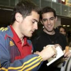 Casillas firmando autógrafos a la llegada de la selección española a Riga, la capital letona
