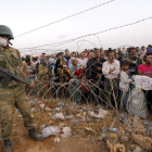 Los refugiados sirio-kurdos se agolpan en la frontera con Turquía.