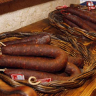 Imagen de corras de chorizo en una tienda de productos de León de la capital.