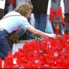 Una mujer enciende una vela en Chamartín por las víctimas del 11-M