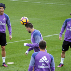 Cristiano Ronaldo, Kovacevic y Luka Modric durante el entrenamiento de ayer en Valdebebas. MARISCAL