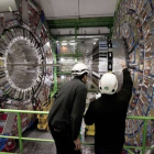 Imagen de archivo de dos cientificos en las instalaciones del CERN.