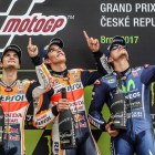 Pedrosa, Márquez y Lorenzo señalan al cielo para recordar a Ángel Nieto en el podio de Brno. MARTIN DIVISEK