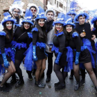 Uno de los grupos posa durante el desfile del día grande del Carnaval en La Bañeza. MARCIANO