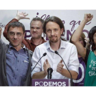 Pablo Iglesias saluda a los simpatizantes tras conocer los resultados electorales.