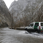 La carretera de las Hoces de Vegacervera, inundada este lunes. RAMIRO