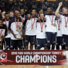 El combinado norteamericano, con las medallas que acreditan a sus jugadores como campeones.