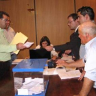 Francisco García, en el momento de votar.